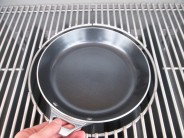 Jak vidíte na fotce, pánev z Cookware System je pro rošt s vyměnitelným středem příliš malá