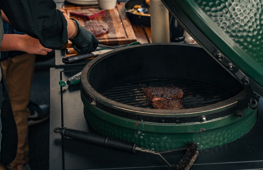 kurz grilování na big green egg grizzly kitchen