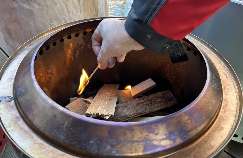 čím topit v ohništi solo stove