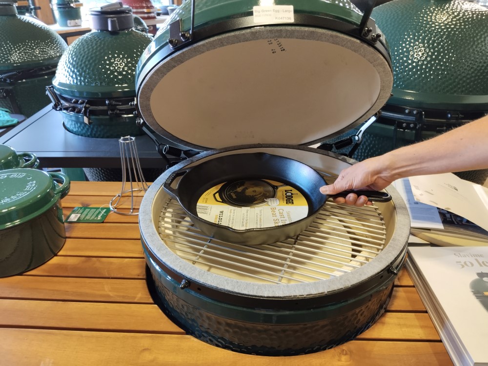 litinová pánev lodge bear uvnitř grilu big green egg Large